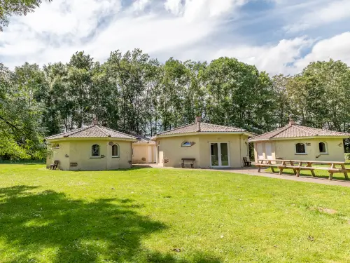 4 losse huisjes met groepsruimte en terras