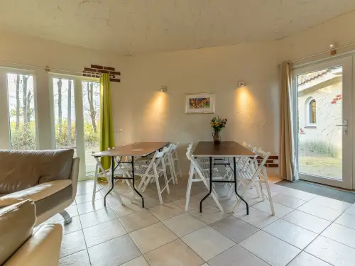 4 losse huisjes met groepsruimte en terras