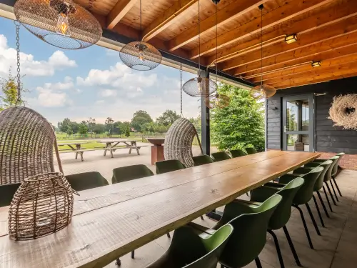 Luxe familiehuis met veranda, buitenhaard en bioscoop