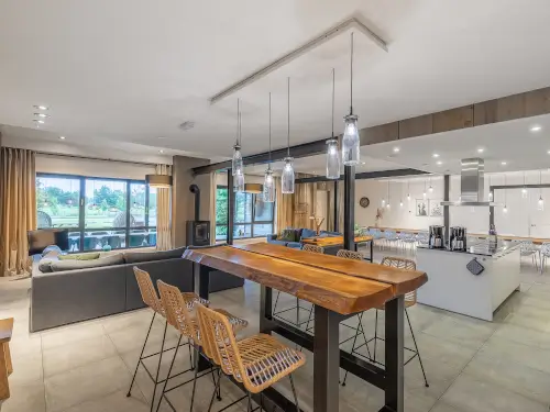 Luxe familiehuis met veranda, buitenhaard en bioscoop