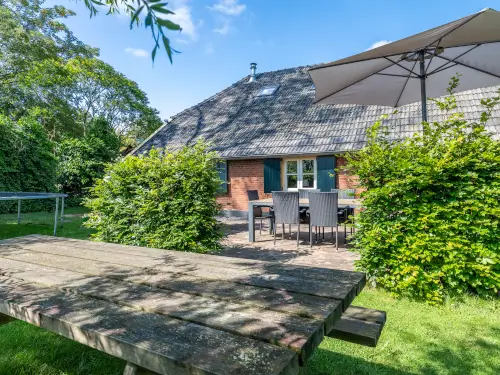 Modern ingerichte familieboerderij met grote tuin