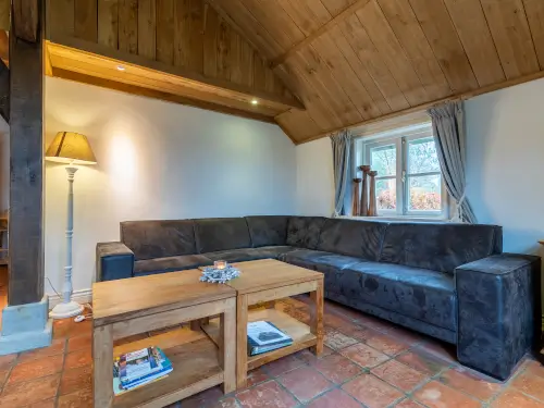 Modern ingerichte familieboerderij met grote tuin