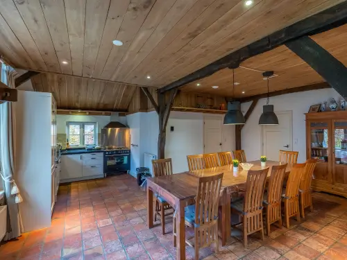Modern ingerichte familieboerderij met grote tuin