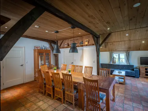 Modern ingerichte familieboerderij met grote tuin