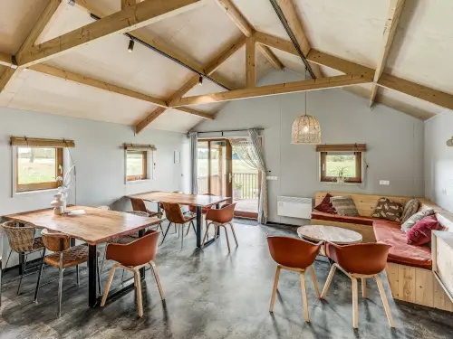 4 verwarmde huisjes met eigen veranda + gezamenlijke ruimte