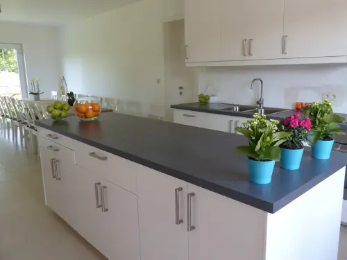 Vrij gelegen groepsverblijf met grote tuin en boomgaard