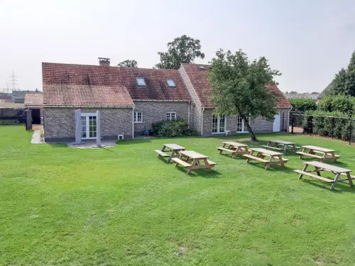Vrij gelegen groepsverblijf met grote tuin en boomgaard