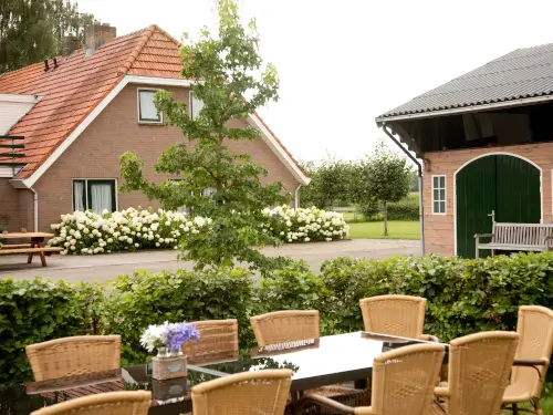Groepsverblijf met grote speelweide en recreatieruimte