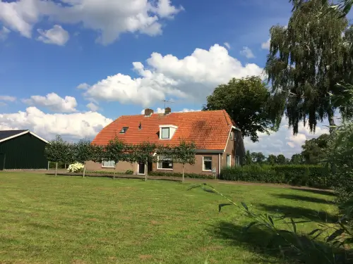 Groepsverblijf met grote speelweide en recreatieruimte