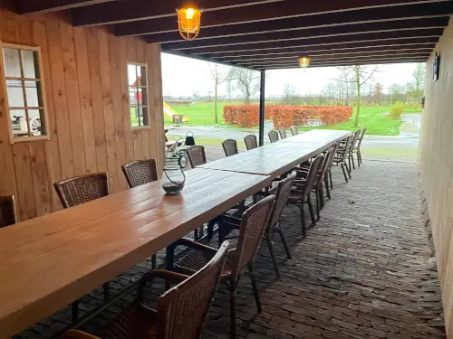 Groepsverblijf met grote speelweide en recreatieruimte