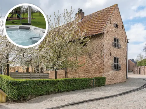 Authentiek pand met sauna, bubbelbad en bar