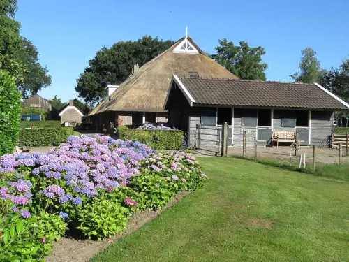 Familiehuis met grote tuin en speelvoorzieningen
