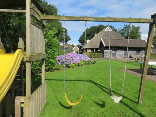 Familiehuis met grote tuin en speelvoorzieningen