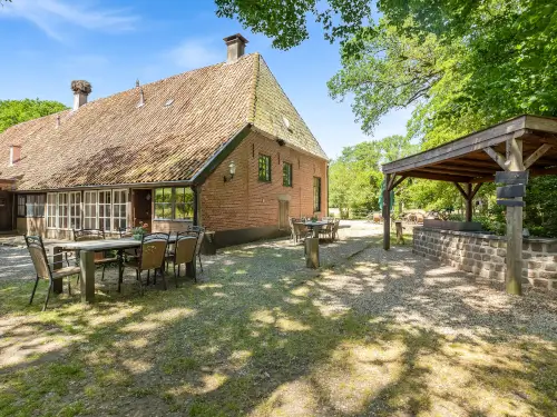 Hoeve + 4-persoons vakantiehuis in unieke omgeving